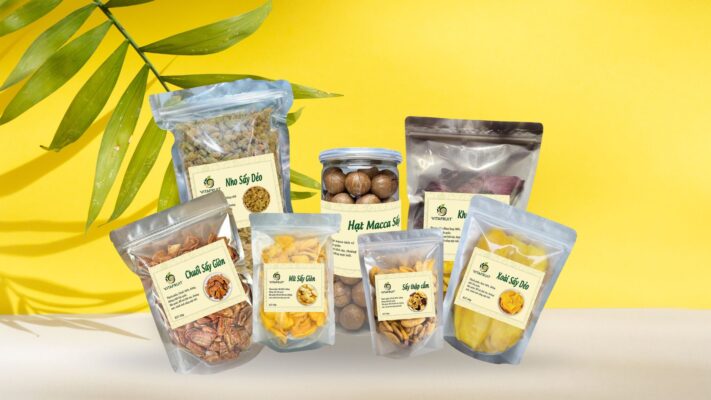 Thử Thách Ban Đầu: Tìm Kiếm Thị Trường Và Tạo Dựng Niềm Tin Khi nhóm bắt đầu ra mắt các sản phẩm trái cây sấy, họ không khỏi gặp phải một loạt thách thức lớn. Một trong những khó khăn đầu tiên là việc người tiêu dùng chưa quen với khái niệm trái cây sấy như một lựa chọn ăn uống hợp lý. Hầu hết mọi người đều quen với trái cây tươi, và việc chuyển sang các sản phẩm sấy khô còn khá mới mẻ và xa lạ. Vì vậy, nhóm đã quyết định phải truyền tải rõ ràng thông điệp về lợi ích của trái cây sấy, không chỉ là một món ăn ngon mà còn là lựa chọn bổ dưỡng, tiện lợi cho những người bận rộn. Để tạo dựng niềm tin với khách hàng, họ cam kết rằng mọi sản phẩm của VitaFruit đều không sử dụng chất bảo quản, hoàn toàn tự nhiên và an toàn cho sức khỏe. Để tăng cường sự tin tưởng của người tiêu dùng, nhóm cũng chú trọng đến việc cải thiện bao bì sản phẩm. Họ thiết kế bao bì đẹp mắt, dễ dàng nhận diện thương hiệu và thể hiện rõ cam kết chất lượng của sản phẩm. Cùng với đó, nhóm đã tham gia nhiều hội chợ và triển lãm thực phẩm, trực tiếp giới thiệu sản phẩm tới người tiêu dùng và các đối tác tiềm năng. Dù vậy, thị trường vẫn không dễ dàng chấp nhận sản phẩm ngay lập tức. Mất một thời gian, VitaFruit mới bắt đầu nhận được sự chú ý, và nhiều khách hàng quay lại với những phản hồi tích cực. Cảm giác thất bại ban đầu không làm họ nản lòng, mà chỉ làm nhóm thêm kiên định và sáng tạo hơn trong việc phát triển sản phẩm.