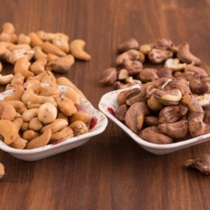 Hạt điều sấy VitaFruit được làm từ 100% hạt điều tươi, không chất bảo quản, đem đến món ăn vặt giòn ngon, bổ dưỡng. Sản phẩm giàu vitamin và khoáng chất, tốt cho sức khỏe, phù hợp cho mọi lứa tuổi.