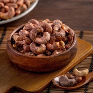 Hạt điều sấy VitaFruit được làm từ 100% hạt điều tươi, không chất bảo quản, đem đến món ăn vặt giòn ngon, bổ dưỡng. Sản phẩm giàu vitamin và khoáng chất, tốt cho sức khỏe, phù hợp cho mọi lứa tuổi.