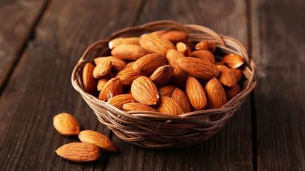 Hạt hạnh nhân VitaFruit, 100% tự nhiên, không chất bảo quản. Giàu vitamin E, chất xơ, khoáng chất, giúp cải thiện sức khỏe tim mạch, làm đẹp da, bổ dưỡng cho cơ thể.