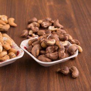 Hạt điều sấy VitaFruit được làm từ 100% hạt điều tươi, không chất bảo quản, đem đến món ăn vặt giòn ngon, bổ dưỡng. Sản phẩm giàu vitamin và khoáng chất, tốt cho sức khỏe, phù hợp cho mọi lứa tuổi.